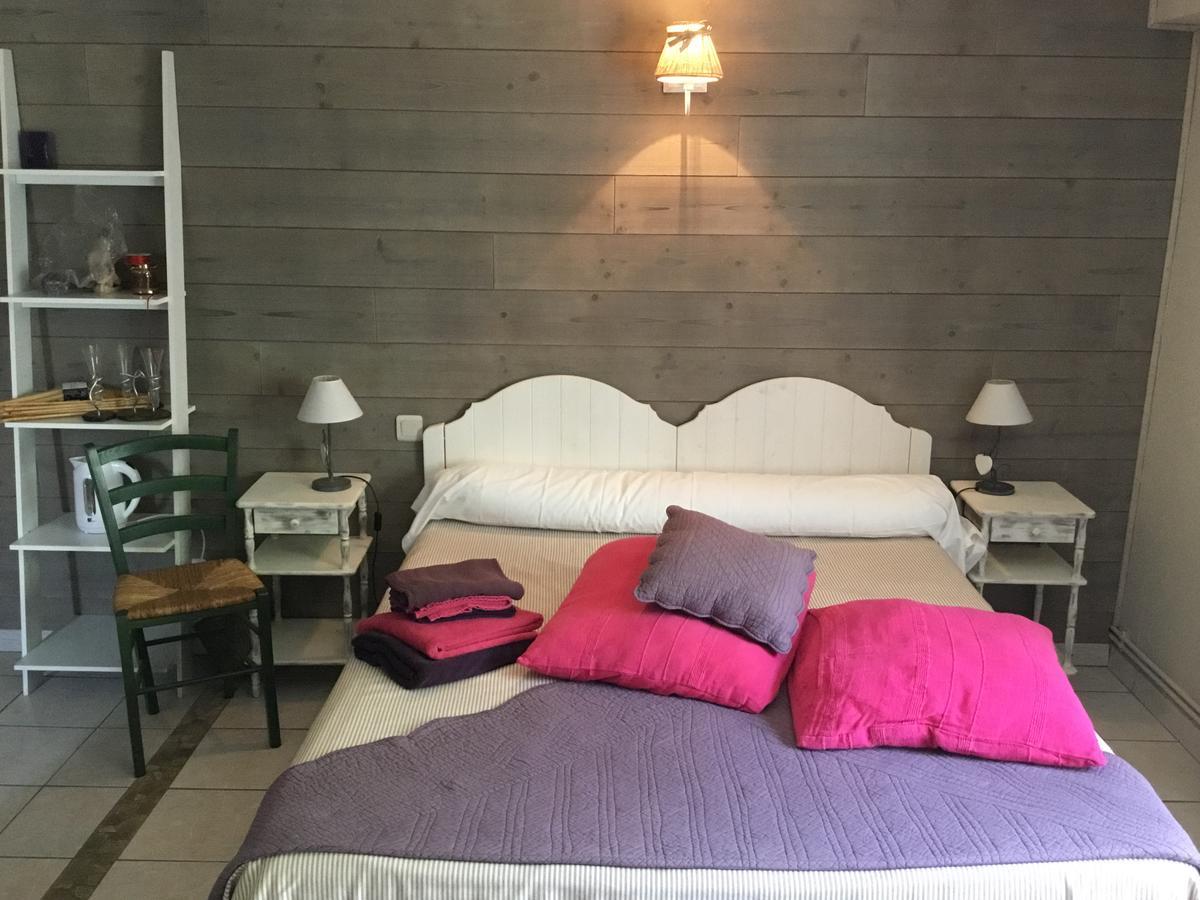 Hotel Les Palettes à Salavas Extérieur photo